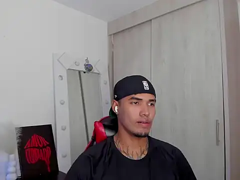 Snapshot of thomas_latin_boy chatting on May 15, 7:48 am thomas latin boy online show from May 15, 7:48 am