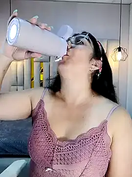 Karla hernandez  online show from February 12, 2:10 pm