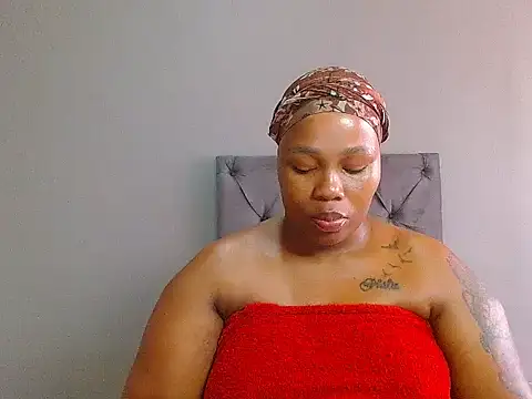 curvycloe1 online show from February 11, 6:30 am