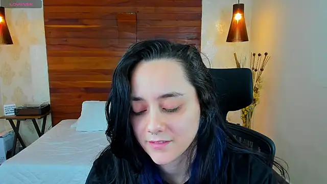 Snapshot of KatherineBond chatting on January 24, 8:22 pm KatherineBond online show from January 24, 8:22 pm