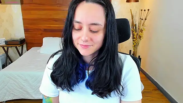 Snapshot of KatherineBond chatting on January 25, 8:42 pm KatherineBond online show from January 25, 8:42 pm