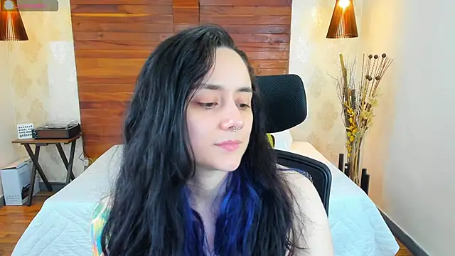Snapshot of KatherineBond chatting on January 30, 12:18 am KatherineBond online show from January 30, 12:18 am