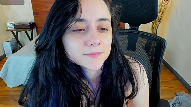 Snapshot of KatherineBond chatting on February 1, 12:18 am KatherineBond online show from February 1, 12:18 am