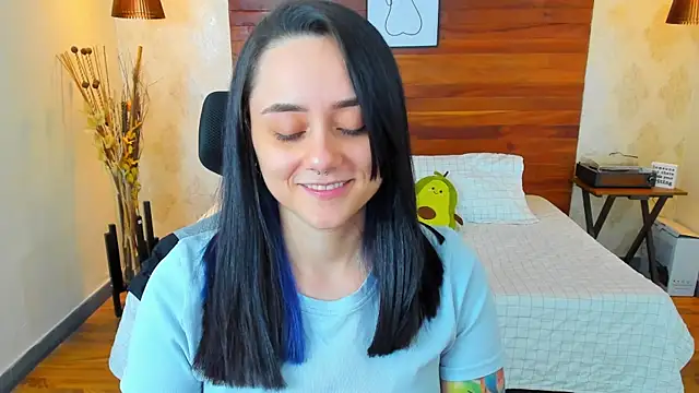 Snapshot of KatherineBond chatting on February 13, 10:33 pm KatherineBond online show from February 13, 10:33 pm
