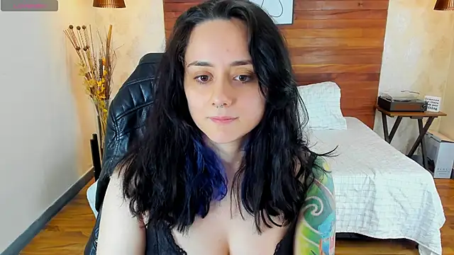 Snapshot of KatherineBond chatting on February 16, 12:19 am KatherineBond online show from February 16, 12:19 am