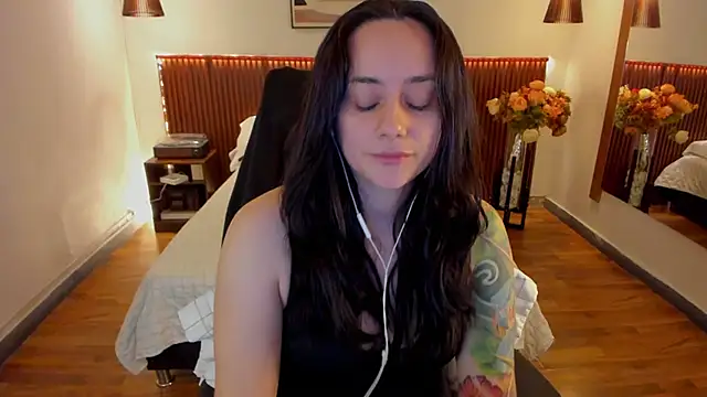 KatherineBond online show from June 4, 7:42 pm