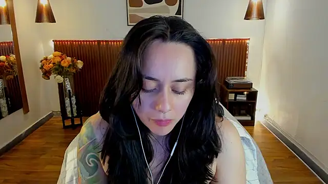 Snapshot of KatherineBond chatting on June 23, 6:17 pm KatherineBond online show from June 23, 6:17 pm