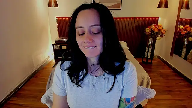 Snapshot of KatherineBond chatting on July 28, 8:52 pm KatherineBond online show from July 28, 8:52 pm