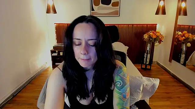Snapshot of KatherineBond chatting on August 4, 5:37 pm KatherineBond online show from August 4, 5:37 pm