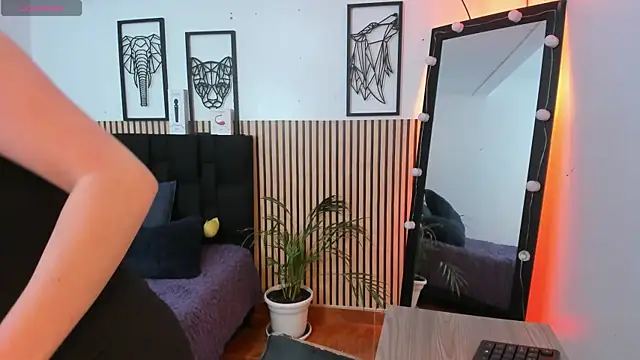 LILA ELLIOT online show from October 14, 7:47 pm