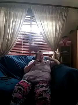 Snapshot of Bayou_Woman68 chatting on April 28, 6:13 pm Bayou Woman68 online show from April 28, 6:13 pm
