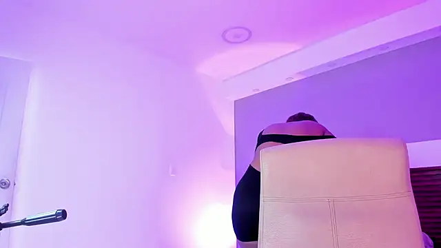 Adelehottman online show from April 2, 1:09 pm