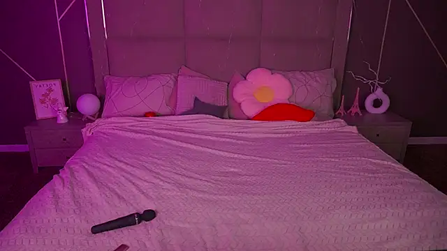 SusieWood online show from February 28, 9:05 pm