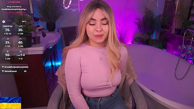 SusieWood online show from April 16, 8:09 pm