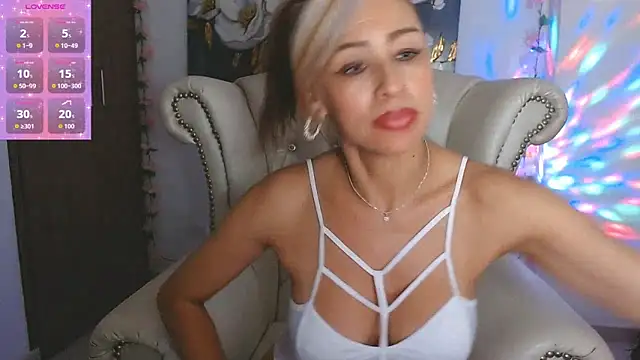 Isabelhot1 online show from April 16, 9:50 pm