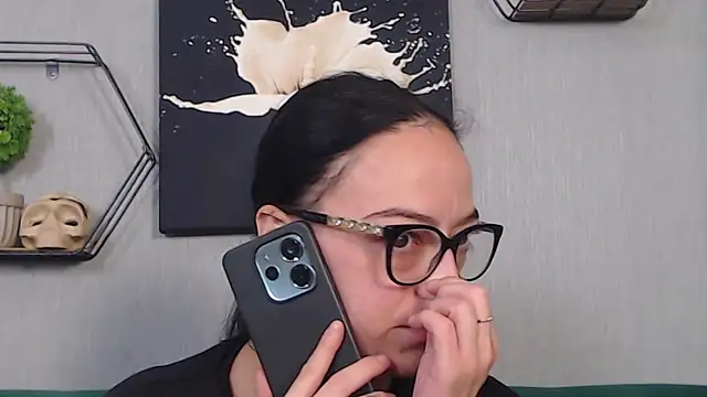 Snapshot of IzabelllNoir chatting on October 13, 9:31 am IzabelllNoir online show from October 13, 9:31 am