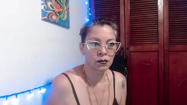 Snapshot of electra-mommy chatting on July 1, 11:01 am electra-mommy online show from July 1, 11:01 am