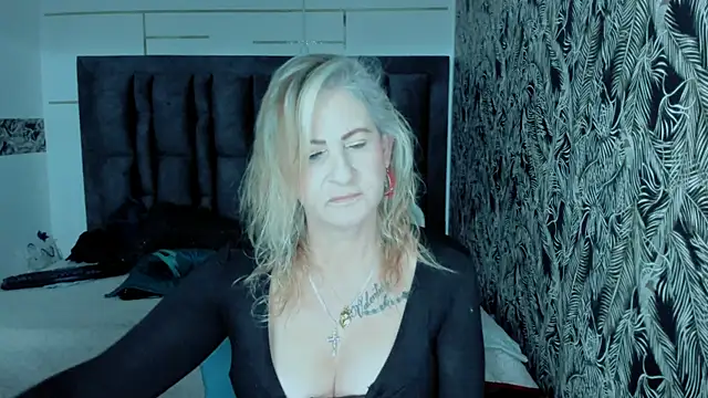 ScarletHoot  online show from September 24, 12:08 pm