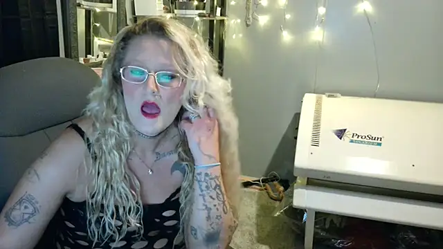 Snapshot of Lisalovely6981 chatting on January 2, 9:43 am Lisalovely6981 online show from January 2, 9:43 am