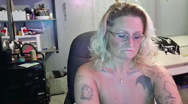 Snapshot of Lisalovely6981 chatting on January 22, 9:24 am Lisalovely6981 online show from January 22, 9:24 am