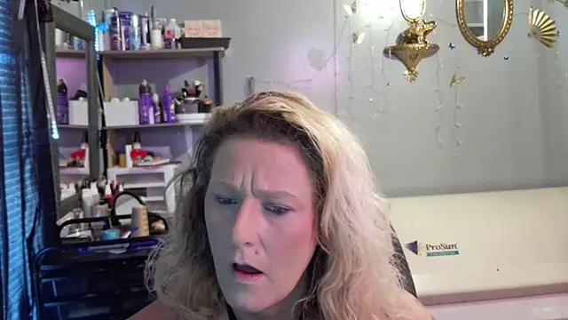 Snapshot of Lisalovely6981 chatting on January 25, 6:13 pm Lisalovely6981 online show from January 25, 6:13 pm