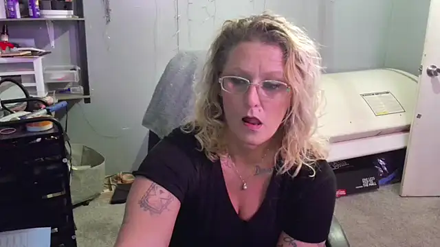 Snapshot of Lisalovely6981 chatting on February 2, 5:15 pm Lisalovely6981 online show from February 2, 5:15 pm