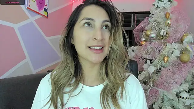 Snapshot of Maiaconnor_ chatting on January 23, 1:41 am Maiaconnor online show from January 23, 1:41 am