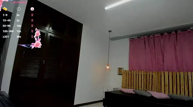 Snapshot of Uzziah_Sabag chatting on January 26, 11:39 pm Uzziah Sabag online show from January 26, 11:39 pm