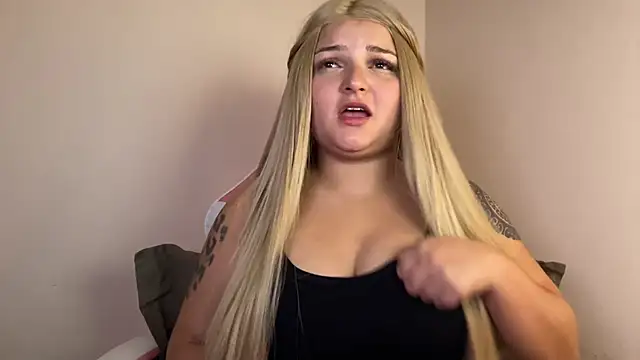 Snapshot of SweetPaige_ chatting on January 6, 2:15 am SweetPaige online show from January 6, 2:15 am