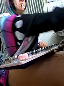 Derry Cooper online show from April 3, 1:25 am