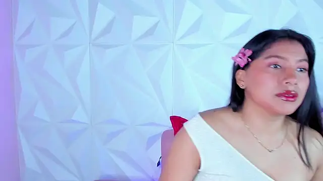 LinnaGardenia online show from December 21, 1:53 pm