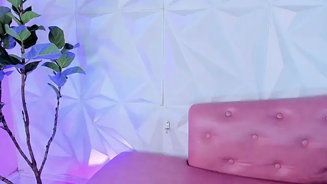 LinnaGardenia online show from February 10, 4:47 pm