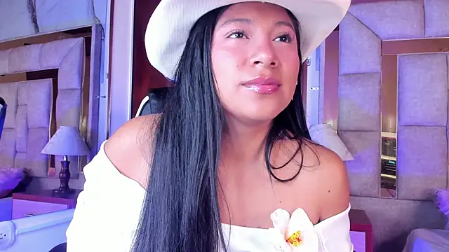 LinnaGardenia online show from December 21, 12:45 pm