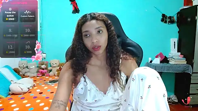 Snapshot of sensitive_brunette chatting on February 14, 2:41 am sensitive brunette online show from February 14, 2:41 am