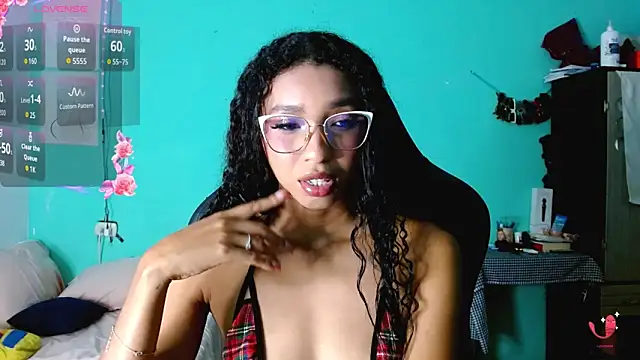 Snapshot of sensitive_brunette chatting on June 7, 12:15 am sensitive brunette online show from June 7, 12:15 am