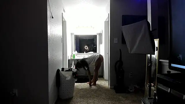 yiauana online show from February 12, 10:48 pm