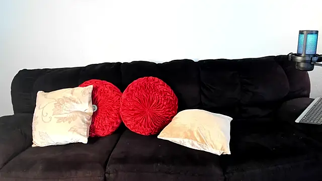 yiauana online show from March 9, 8:10 pm