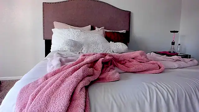 yiauana online show from October 22, 11:04 pm