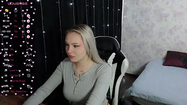 Snapshot of VikaPowers chatting on March 11, 6:32 am VikaPowers online show from March 11, 6:32 am