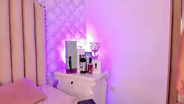 Charlotte  08 online show from January 31, 11:35 pm