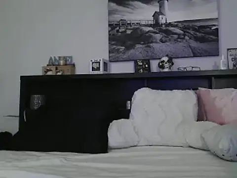 Snapshot of CrystalLakeXO chatting on February 1, 8:29 am CrystalLakeXO online show from February 1, 8:29 am