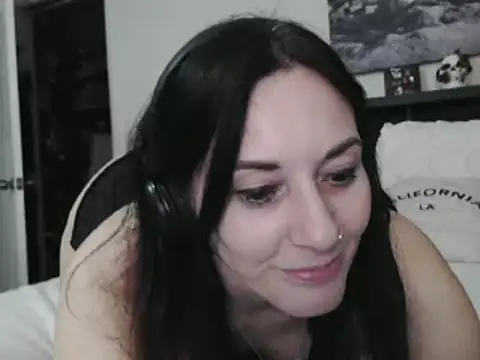 Snapshot of CrystalLakeXO chatting on February 6, 9:22 am CrystalLakeXO online show from February 6, 9:22 am