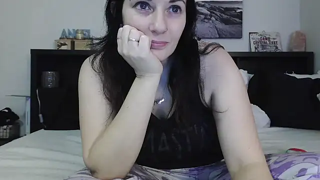 Snapshot of CrystalLakeXO chatting on February 7, 9:37 am CrystalLakeXO online show from February 7, 9:37 am