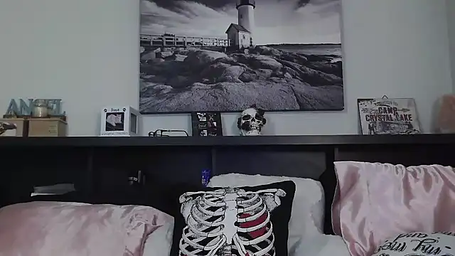 Snapshot of CrystalLakeXO chatting on February 9, 5:50 am CrystalLakeXO online show from February 9, 5:50 am