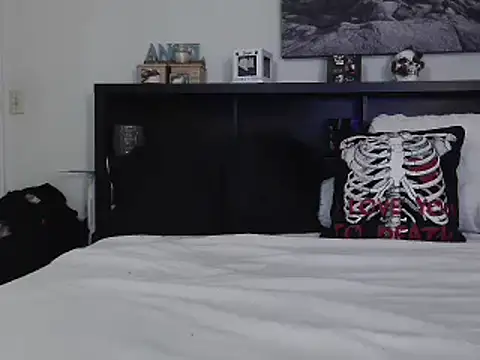 Snapshot of CrystalLakeXO chatting on February 21, 5:56 am CrystalLakeXO online show from February 21, 5:56 am