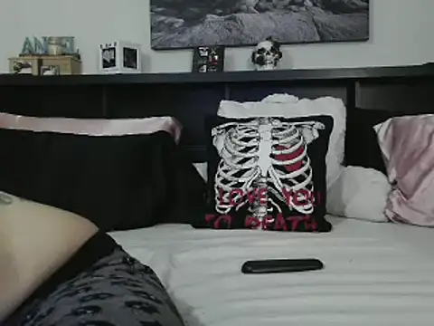 Snapshot of CrystalLakeXO chatting on February 25, 5:19 am CrystalLakeXO online show from February 25, 5:19 am