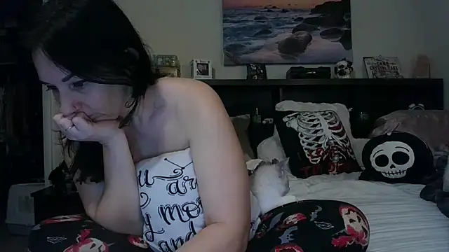 Snapshot of CrystalLakeXO chatting on October 14, 4:46 am CrystalLakeXO online show from October 14, 4:46 am