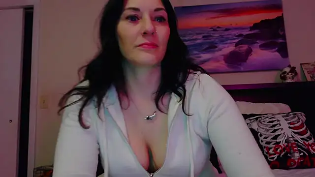 Snapshot of CrystalLakeXO chatting on November 5, 8:25 am CrystalLakeXO online show from November 5, 8:25 am