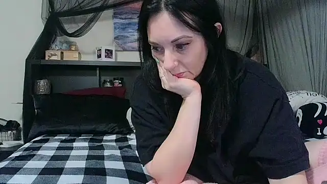 Snapshot of CrystalLakeXO chatting on January 13, 6:18 am CrystalLakeXO online show from January 13, 6:18 am