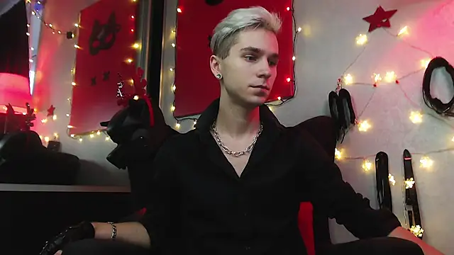 Joseph  Quinn online show from December 26, 11:10 am